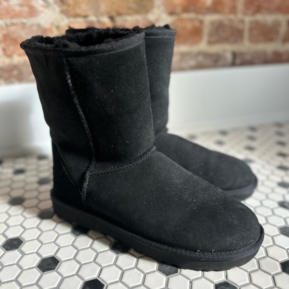 UGG CLASSIC SHORT BOOTS